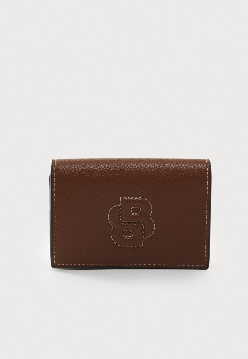 Carteira de couro castanho com acabamento texturizado, apresentando uma estampagem em relevo de logótipo em contraste e detalhes cosidos ao longo das bordas. Forma retangular compacta.
