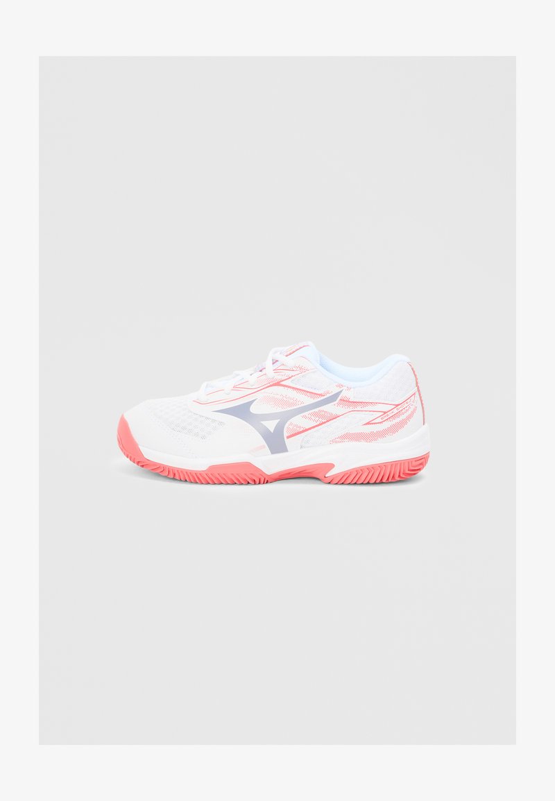 Tennarit valkoisesta verkkokankaisesta materiaalista, jossa on vaaleanpunaisia yksityiskohtia. Niissä on harmaa logo, pyöreä kärki, nauhakiinnitys ja teksturoitu vaaleanpunainen pohja, joka tarjoaa pitoa.