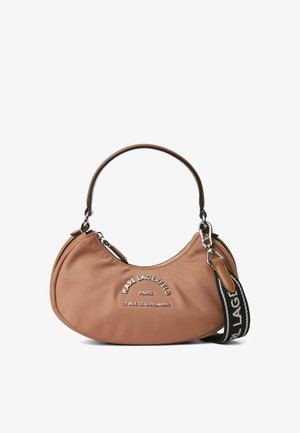 Tan nylon handtas met een gebogen vorm, voorzien van een bovenhandvat, een afneembare schouderriem en reliëfbranding aan de voorkant.