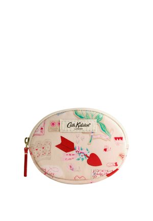 Kis ovális Cath Kidston neszesszer szerelmes levél és szív illusztrációkkal világos rózsaszín háttéren, piros cipzárhúzóval.