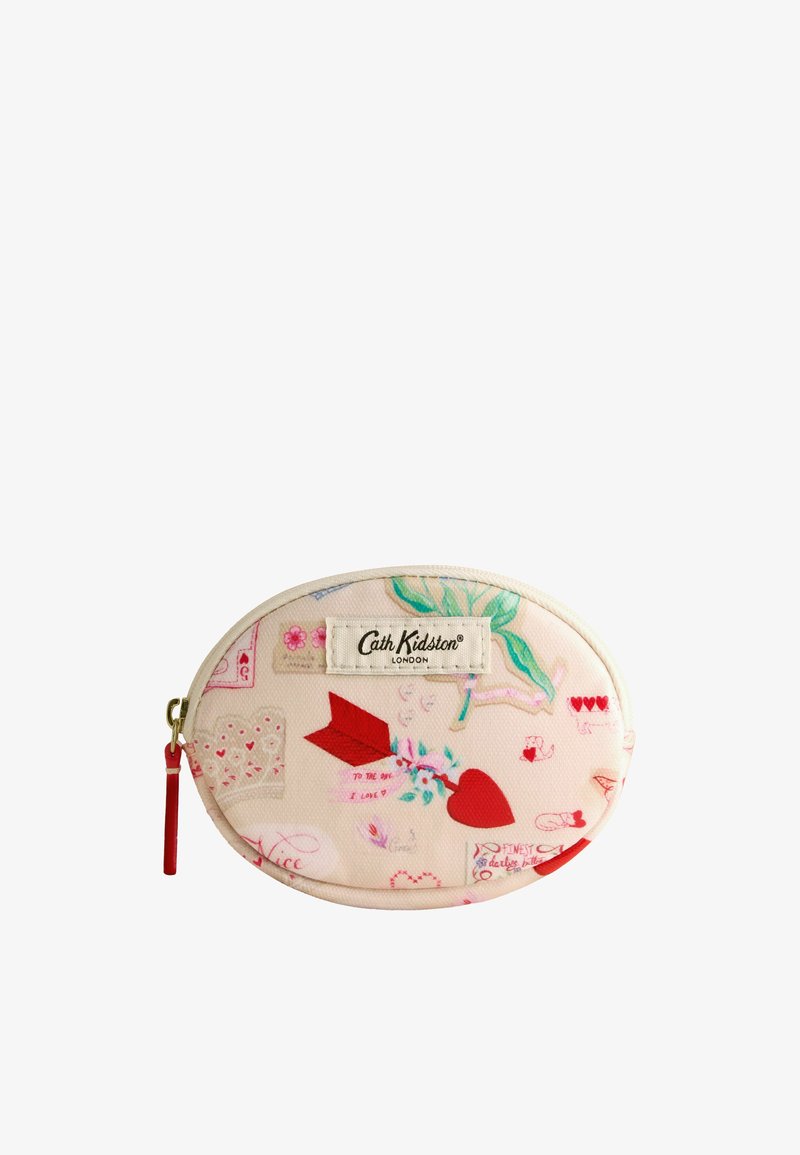 Borsetă ovală mică Cath Kidston cu ilustrații de scrisori de dragoste și inimi pe un fundal roz pal și fermoar roșu.