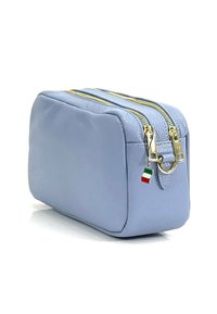 Lichtblauwe leren cosmeticatas met gouden ritsen, rechthoekige vorm, textuur oppervlak en een charm met de Italiaanse vlag eraan bevestigd.