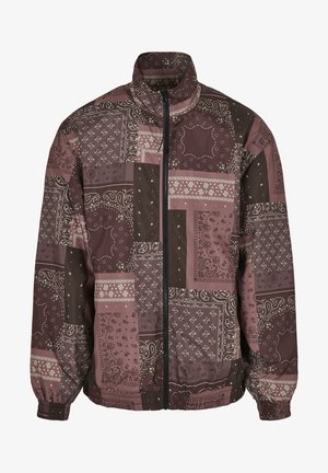 Windbreaker-Jacke mit einem bordeauxrot-braunen Patchwork-Muster, das Bandana-Designs umfasst, Reißverschluss und elastische Bündchen hat.