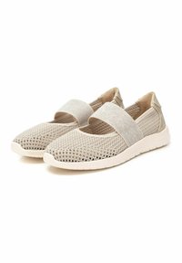 Zapatillas de malla beige con un upper texturizado, correa elástica y suela de goma, que cuentan con un diseño transpirable y una silueta curvada.