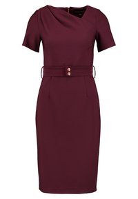 Burgundy klänning med korta ärmar, kjol med omslag, bälte med två metallknappar och skräddarsydd midja för en strukturerad siluett.