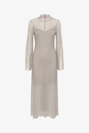 Langermet kjole i lys beige blonde med høy hals og rynket detalj, med en tettsittende liv og en flytende, gjennomsiktig skjørt.