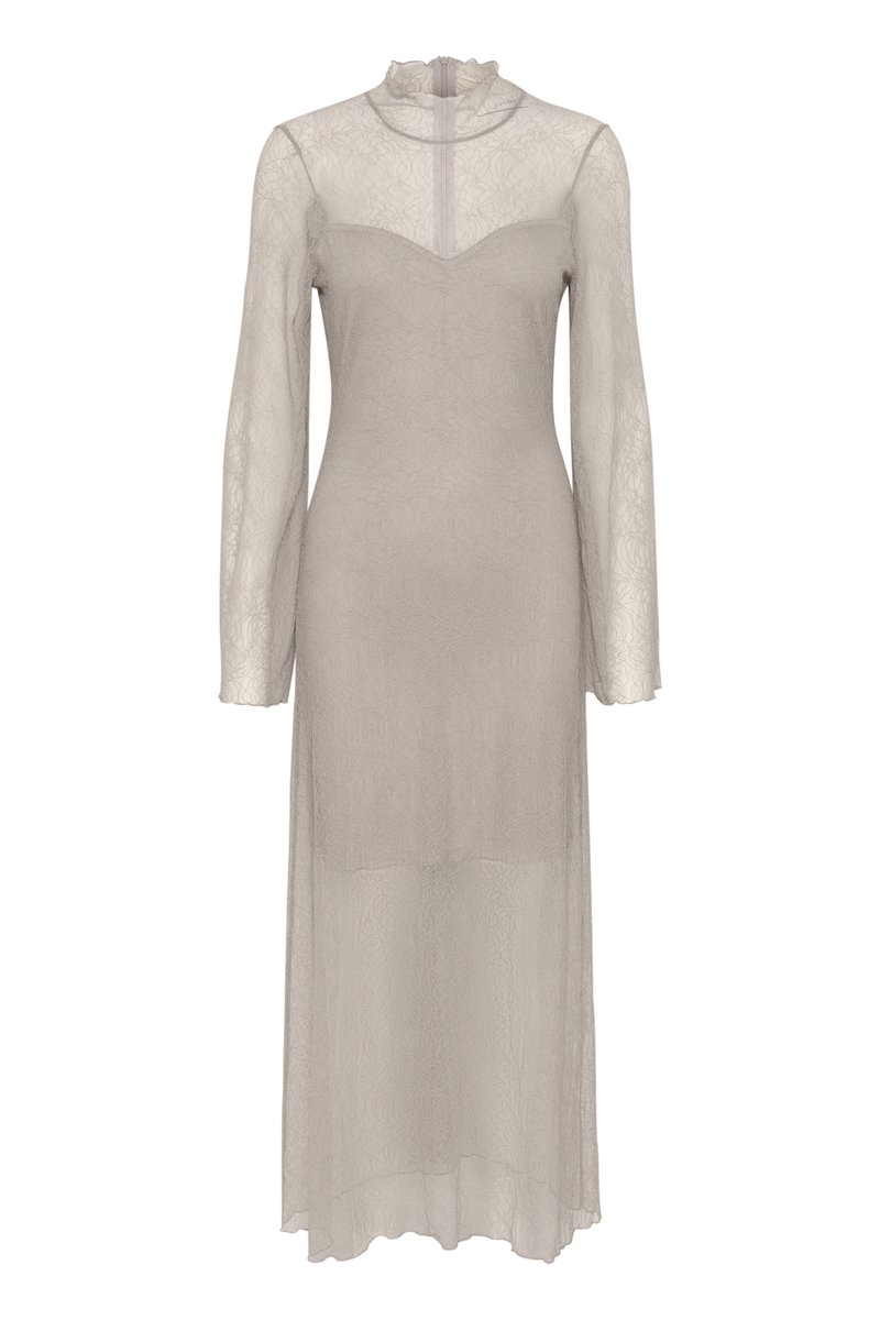 Langermige jurk in lichtbeige kant met een hoge hals en een gerimpelde afwerking, met een getailleerde taille en een vloeiende, doorzichtige rok.