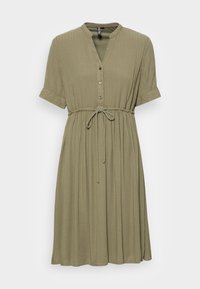 Vestido verde oliva con escote en V abotonado, mangas cortas enrolladas, cintura elástica y cordón ajustable. Presenta una textura acanalada vertical.