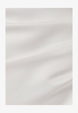 Bílá tkanina s hladkou texturou, s jemnými sklady a mírným leskem, což naznačuje lehký a křehký materiál.