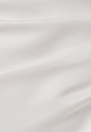 Valkoinen kangas, jossa on sileä pinta, hienovaraisia poimuja ja hieman kiiltoa, mikä viittaa kevyeseen ja herkkään materiaaliin.