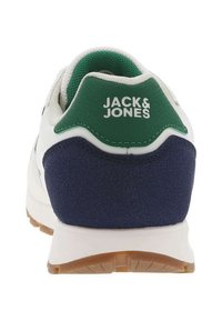 Baskets sportives avec une tige en mesh blanche, des accents en daim vert et bleu marine, une semelle en caoutchouc et le logo "JACK & JONES" sur le talon.