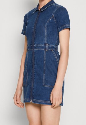 Jeanskleid mit figurbetonter Form, kurzen Ärmeln und einem Reißverschluss vorne. Mit kragenförmigem Ausschnitt, kontrastierenden Nähten und Seitentaschen.