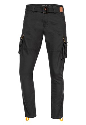 Pantaloni cargo negri, confecționați dintr-un material durabil, având mai multe buzunare laterale, talie cu curea și accente portocalii pe buzunare.