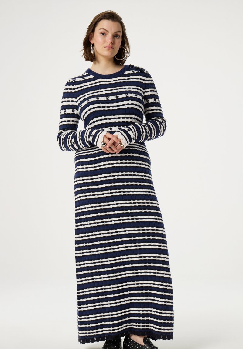 Lang, geribbeld sweaterdress met navy blauwe en witte strepen, ronde halslijn, aansluitende manchetten en een rechte silhoët.