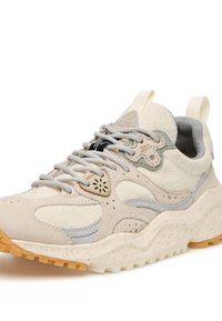 Sneaker in suede beige con dettagli grigi, tomaia testurizzata, suola maculata e lacci rotondi. Presenta un linguetta e dettagli perforati.
