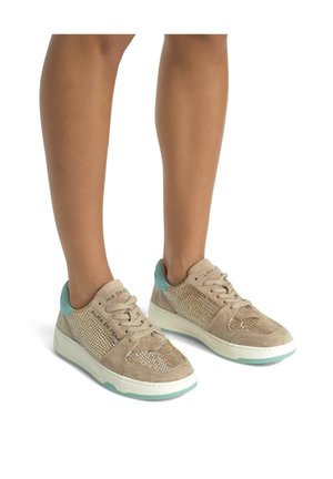 Baskets en suède beige avec un panneau latéral en maille et des accents en teal. Présentent des lacets plats et une semelle texturée. Conçues pour un usage décontracté.