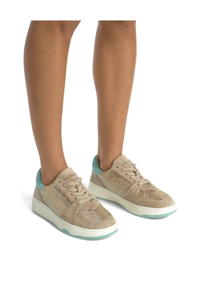 Sneaker beige in suede con pannelli laterali in rete e accenti in teal. Presentano lacci piatti e una suola testurizzata. Progettate per un'uso casual.