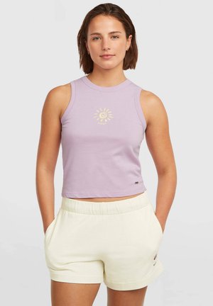 Licht lavendelkleurig mouwloos crop top met een gele zonafbeelding, gecombineerd met crèmekleurige shorts met elastische taille en zijzakken.