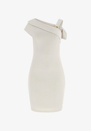 Robe près du corps couleur crème à une épaule avec un décolleté asymétrique et un nœud décoratif sur l'épaule.