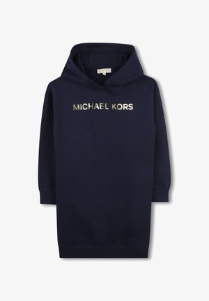 Námornícka mikinová šaty vyrobené z mäkkej tkaniny, s veľkým, metalickým zlatým logom "MICHAEL KORS" umiestneným v strede hrude.