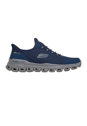 Marineblauer Sportschuh mit grauer flexibler Sohle, rutschfestem Etikett und Schnürdesign, Seitenansicht.