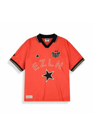 Rood shirt met korte mouwen met zwarte kraag en manchetten, decoratieve witte letters "EZLN", zwarte ster en GRMY Saqueos-patches.