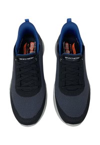 Scarpe sportive in rete nera con collare blu navy, design slip-on, parte anteriore con lacci e suola bianca leggera. Presentano il marchio Skechers.