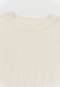 Cremfarbener Strickpullover mit gerippter Textur und rundem Ausschnitt. Das Etikett trägt den Schriftzug "bugatti", was auf die Marke hinweist.