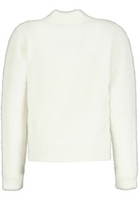 Biały, krótki kardigan z krótkimi rękawami, wykonany z puszystego materiału, z okrągłym dekoltem i fakturowanym wykończeniem. Bez widocznych wzorów ani elementów metalowych.