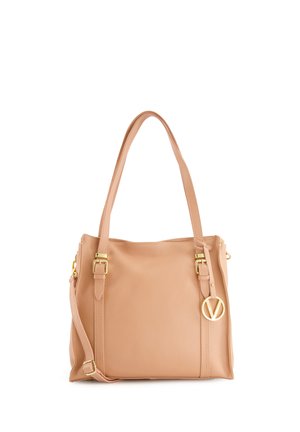 Hellbraune Lederhandtasche mit doppelten oberen Griffen, verstellbarem Schultergurt, goldfarbenen Hardware-Akzenten und einem runden Logo-Anhänger. Glatte Textur.
