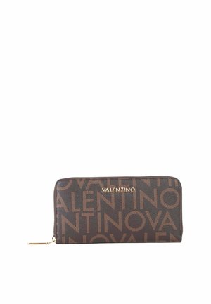 Cartera rectangular marrón con cremallera, con un patrón repetido de texto "VALENTINO" y un logo "VALENTINO" en tono dorado en el centro.