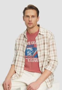 s.Oliver MIT ARTWORK UND FRONT - T-shirt print - himbeere