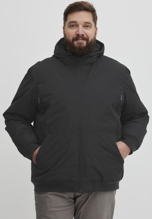 Doudoune noire avec capuche, dotée de poches latérales zippées, de poignets élastiques et d'une fermeture éclair à l'avant, fabriquée en tissu lisse et durable.