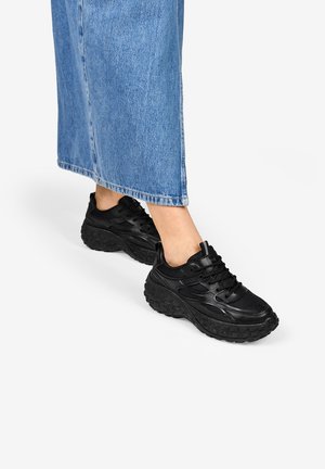 Trainers - black