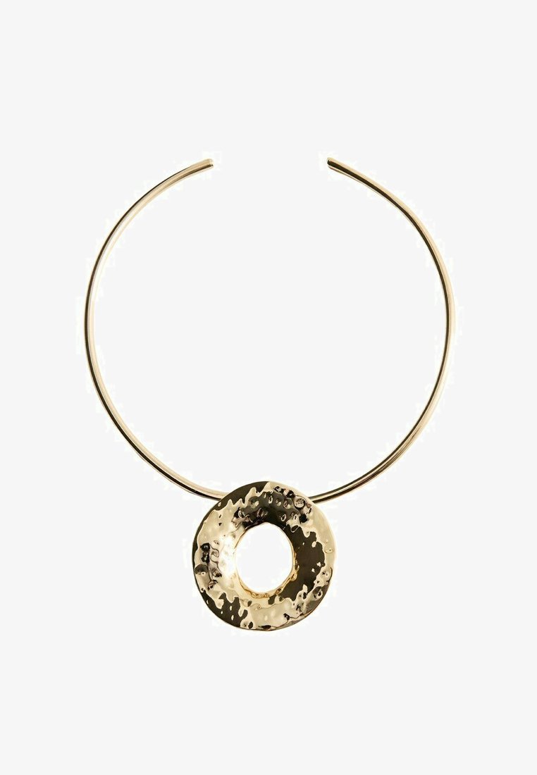 Collier ras-du-cou ouvert en ton or avec un grand pendentif circulaire martelé présentant un trou ouvert central.
