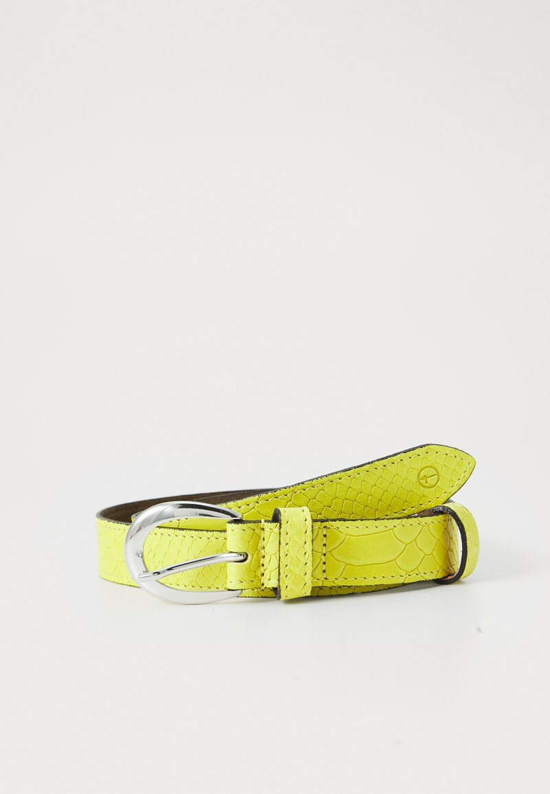 Gul läderbälte med en texturerad reptilmönster, silverfärgad metalslärp och en dubbel-loop design.