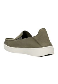 Graue Slipper aus Wildleder mit einer weißen Gummisohle. Sie besitzen eine niedrige Fersenkappe und elastische Seitenpaneele für ein einfaches Anziehen.