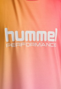Hummel prestanda T-shirt i gradientfärger från orange till rosa, med djärv vit text. Slät tyg med rund halsringning.