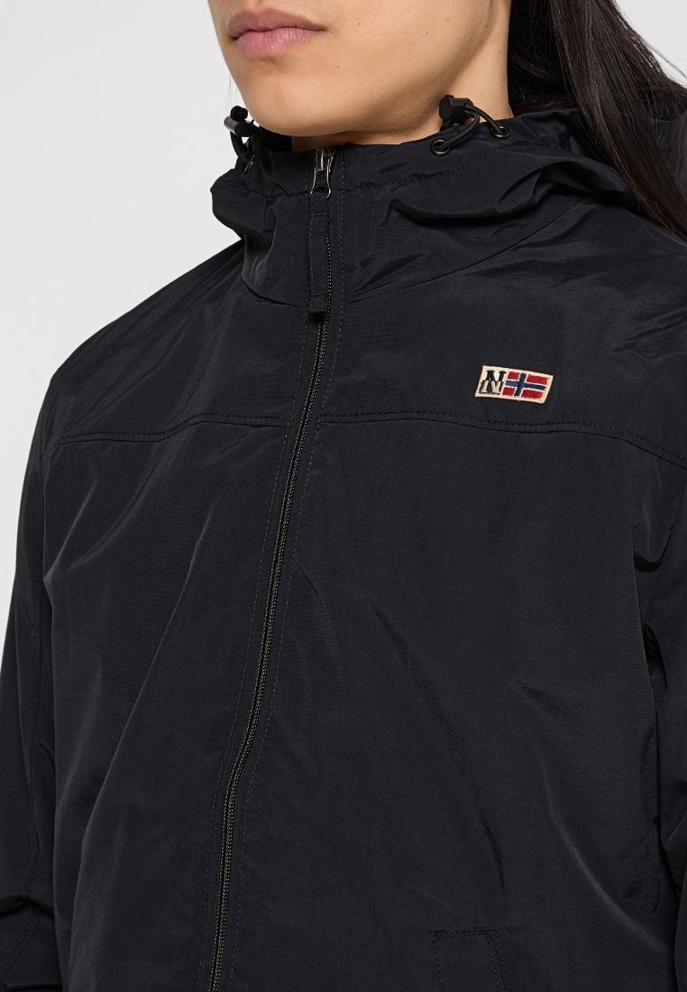 Giacca leggera nera con zip frontale, cappuccio regolabile e piccolo logo ricamato sul petto. Tessuto liscio e resistente all'acqua.