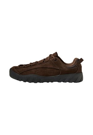 Baskets basses en daim marron à lacets, semelle en caoutchouc noir texturée et languette au talon, vues de côté extérieur.