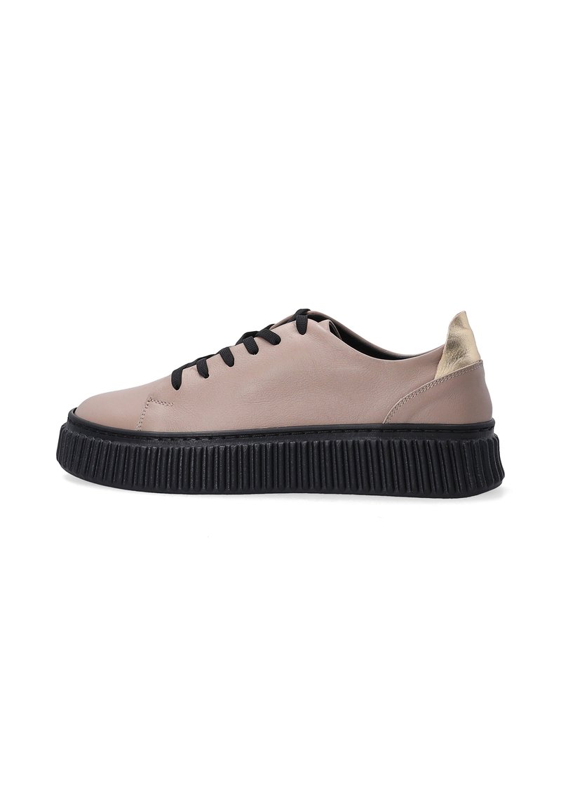 Lederen sneaker in lichtbeige met een ronde neus, zwarte veters en een geribbelde zwarte rubberen zool. Gouden accent bij de hiel.