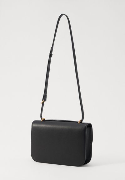 Bolsa de couro preta tipo crossbody, com formato retangular, alça ajustável e detalhes em metal dourado. Design elegante e minimalista.