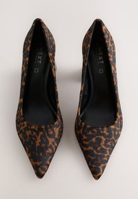 REGULAR FIT - FOREVER COMFORT BLOCK COURT - Klasične pete - leopard