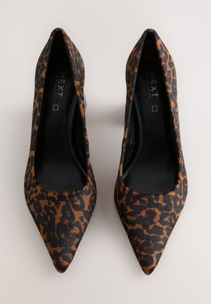 Escarpins imprimés léopard avec un bout pointu et un intérieur noir lisse. La surface texturée présente des motifs marron foncé et beige sur une base noire.