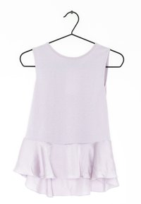 Fialový top bez rukávů s rozšířeným volánkem. Vyrobeno z jemné látky, má kulatý výstřih a volný střih. Visí na černém háčku.