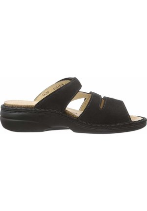 Schwarze Sandale mit zwei gekreuzten Riemen, aus einem weichen Material gefertigt. Verfügt über ein strukturiertes Fußbett und eine robuste schwarze Sohle.