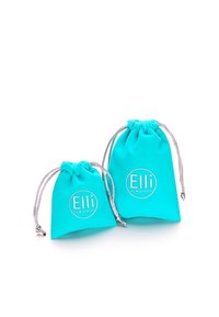Deux pochettes turquoise à cordon avec des cordons argentés, chacune avec un logo rond avec le mot "Elli" et le texte "We love jewels".