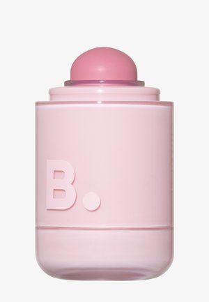 Pinkfarbener zylindrischer Behälter mit abgerundetem Deckel, vorne mit dem eingravierten Buchstaben „B.“, vor einem schlichten weißen Hintergrund.