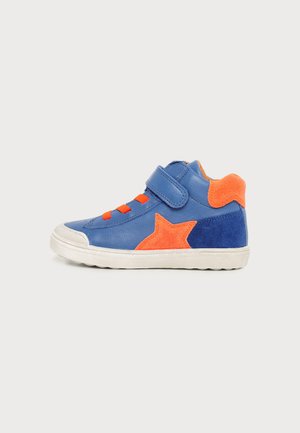 Sneaker da bambino alta blu e arancione con stella e lacci arancioni, suola bianca e cinturino in velcro su sfondo grigio.
