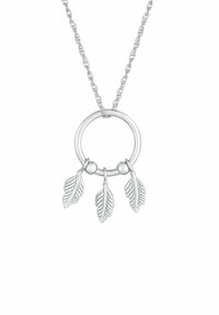Collana in argento con pendente circolare, tre ciondoli a forma di foglia pendenti e un accento sferico. Il design della catena è attorcigliato.